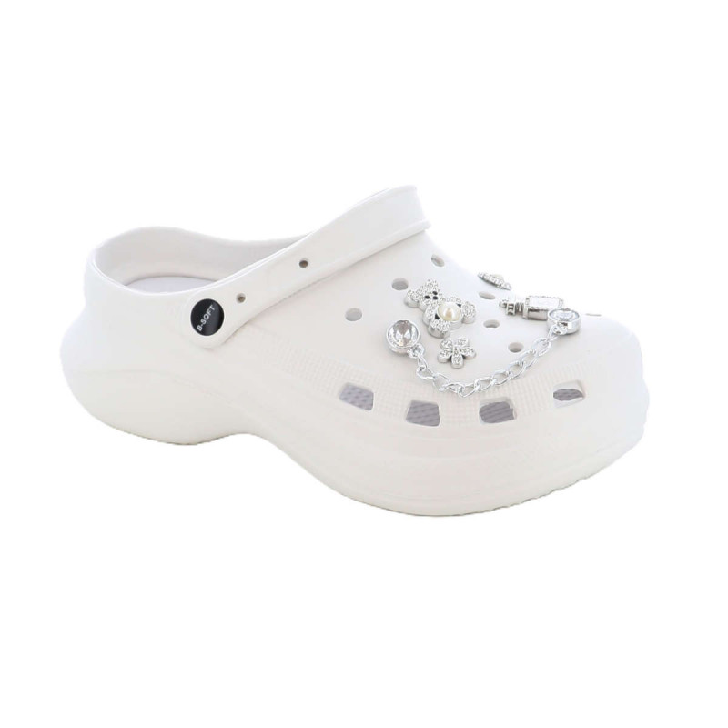 Γυναικεία δίσολα τύπου crocs με διακοσμητικά