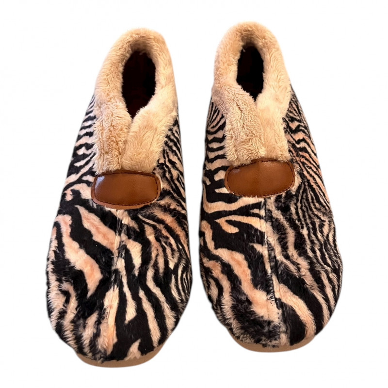Γυναικείες κλειστές παντόφλες με animal print σχέδιο