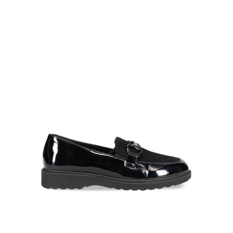 Γυναικεία λουστρίνι loafers με εγκράφα στο κουτεπιέ Γυναικεία λουστρίνι loafers με εγκράφα στο κουτεπιέ
